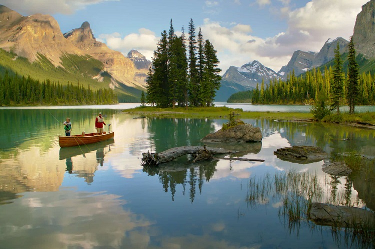 ©TravelAlberta-SeanThonson-MaligneLake-Jasper